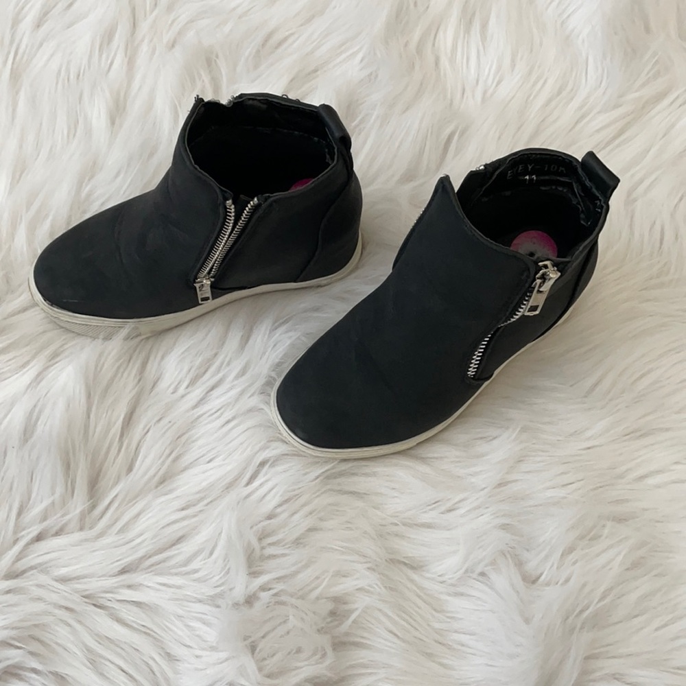 Jessica Carlyle black wedge Booty